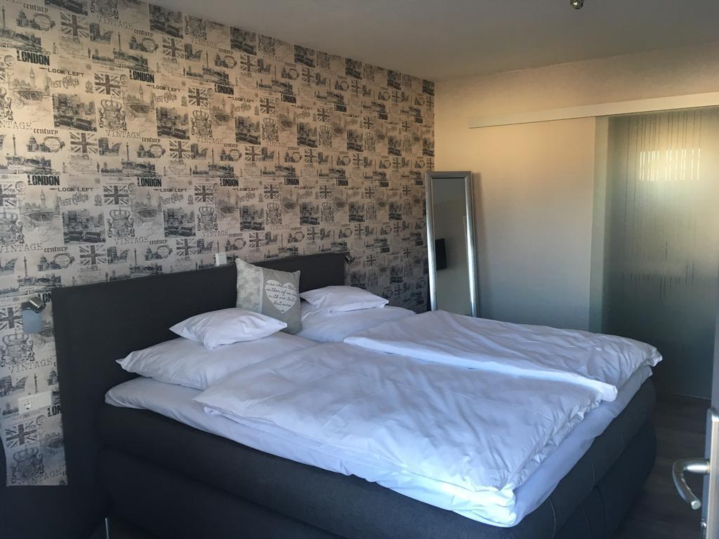 Boardinghouse Alte Bank Hotel Wollstein Bagian luar foto