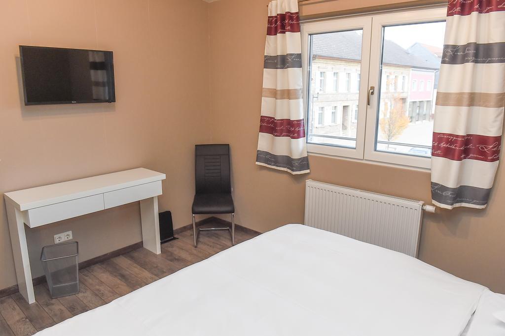 Boardinghouse Alte Bank Hotel Wollstein Bagian luar foto