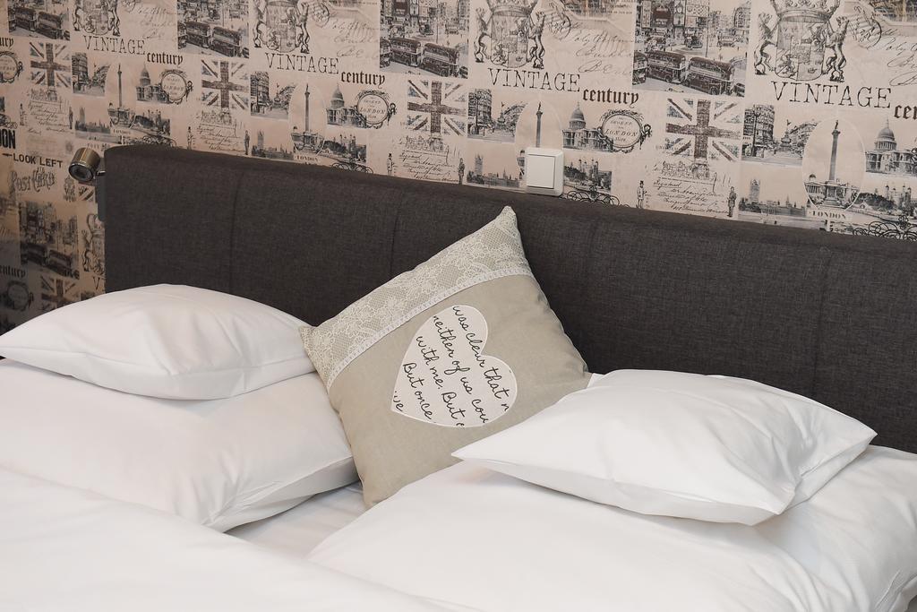 Boardinghouse Alte Bank Hotel Wollstein Bagian luar foto
